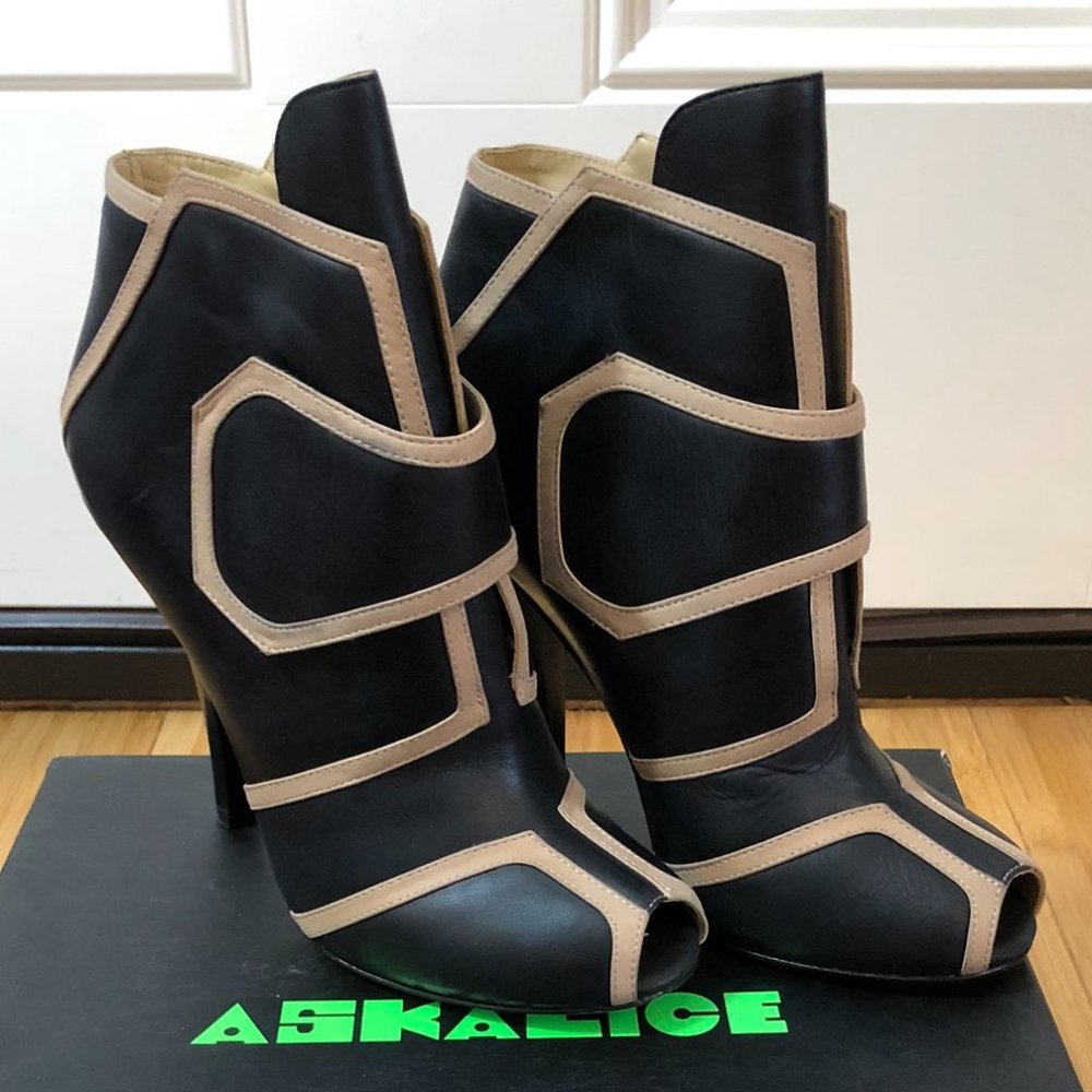 *NEW* Ask Alice Troubadour Bootie Black/Nude 38.5